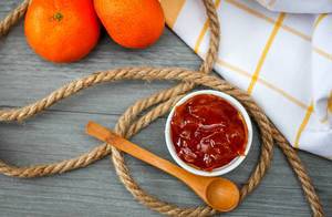 Orangenmarmelade, Seil, Holzlöffel und frische Orangen