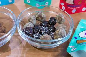 Organic Snacks - Super Balls Energy Balls verschiedene Sorten in einer Glasschale zum Probieren