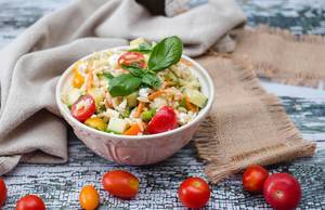 Orzo Salat als griechische Vorspeise mit Tomaten und Gurkenscheiben