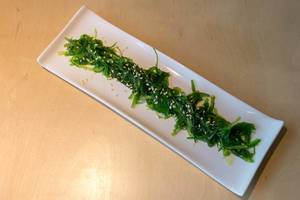 Ostasiatisches veganes Essen "Goma Wakame" im japanischen Restaurant, als Algensalat mit Sesam