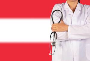 Österreichisches Gesundheitssystem symbolisiert durch die Nationalflagge und eine Ärztin mit Stethoskop in der Hand