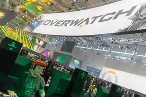 Overwatch Transparent und spielende Gamer am Messestand von Activision Blizzard - Gamescom 2017, Köln