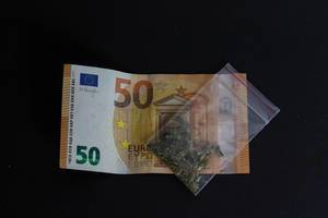 Pack of marijuana on 50 Euros