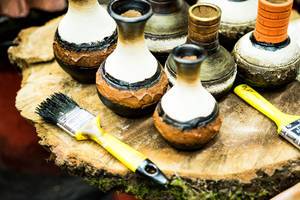 Painting clay vessels