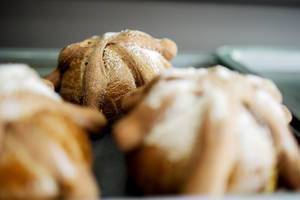 Pan de muerto - dead bread in der Nahaufnahme - Bokeh