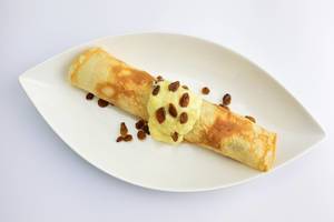 Pancakes with banana mousse and raisins