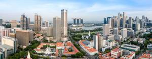 Panorama: Wokenkratzer von Singapur