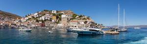Panoramabild der Hafenstadt Miaouli und griechische Wohnhäuser auf dem Felsenhügel der saronischen Künstlerinsel Hydra, Griechenland