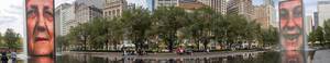 Panoramabild: die Glasbausteintürme der Crown Fountain zeigen Gesichter von Einwohnern von Chicago einander gegenüber