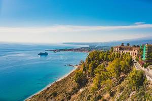 Panoramische Luftaufnahme von Sizilien mit dem Ätna, dem Mittelmeer und der Stadt Taormina