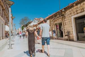 Pärchen spaziert händchenhaltend in Split, Kroatien