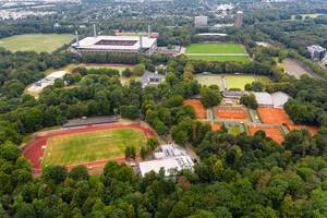 Park Linne Luftbild der Sportanlagen an der Deutschen Sporthochschule Köln, mit Fußballstadion, Tennisplätzen und Laufbahnen, zwischen Bäumen