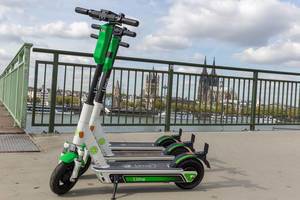 Parkende Lime E-Scooter mit Blick auf Köln
