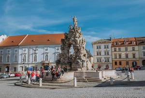 Parnas-Brunnen auf dem Platz Zelný trh  in barocker Architektur und mit Wasserfontäne als Sehenswürdigkeit in Brünn, Tschechien