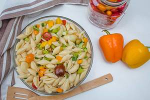 Pasta salad with pepper, tomatoes and olives