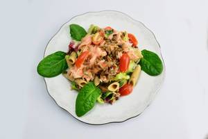 Pasta with salmon, tomatoes,sunflower seeds and spinach