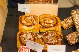 Pear and Almond Roll: Mandelschnecke mit Birne und Glasur