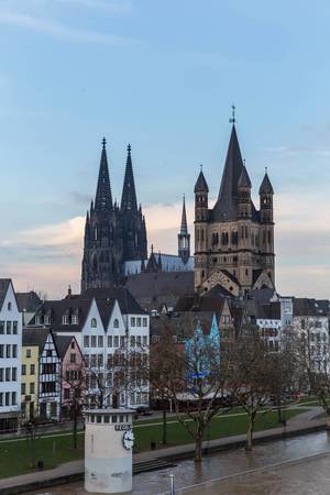 Pegel Köln bei Hochwasser und der Kölner Dom im Hintergrund
