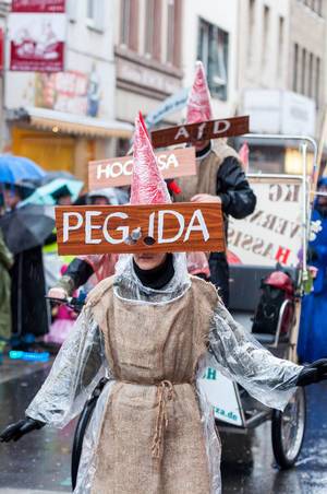 Pegida Hogesa und AfD auf dem Rosenmontagszug