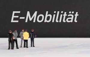 People standing in front of E-Mobilität text