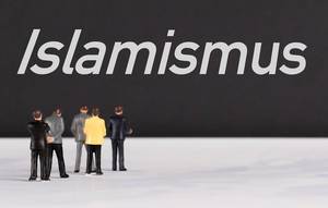 People standing in front of Islamismus text