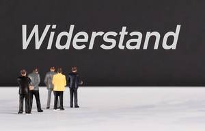 People standing in front of Widerstand text