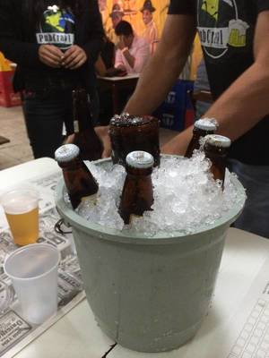 Perra-Bier im Eiskübel - Rio de Janeiro, Brasilien