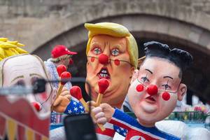 Persiflagewagen beim Kölner Rosenmontagszug: Wladimir Putin, Kim Jong-un und Donald Trump als Stephen Kings ES-Clown