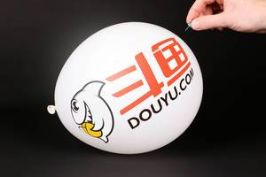Person bringt einen Luftballoon mit DouYu International Logo mit einer Stecknadel zum platzen mit schwarzem Hintergrund