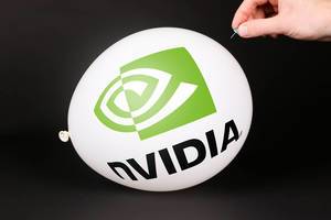 Person bringt einen Luftballoon mit Nvidia Logo mit einer Stecknadel zum platzen mit schwarzem Hintergrund