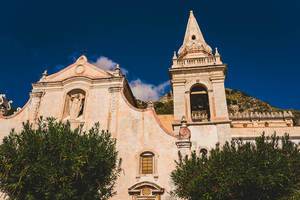 Piazza IX Aprile und St. Joseph Kirche in Taormina, Sizilien
