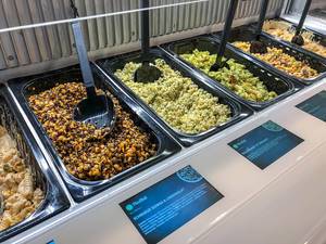 Picadeli Salatar bei REWE in Köln, mit großer Auswahl an Salatzutaten, wie schwarze Quinoa mit Linsensalat, Bulgursalat und Pasta