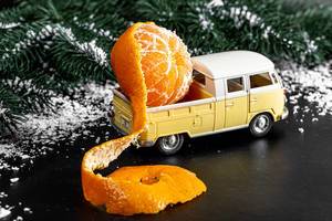 Pick-up Geländewagen mit Mandarine vor verschneitem, weihnachtlichen Hintergrund