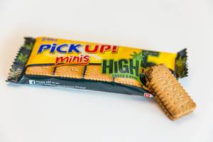 PICK UP minis High5 Hanf Snack ausgepackt vor weißem Hintergrund
