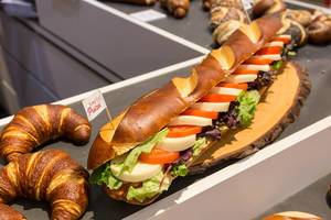 Pimp your Pretzel von Ditsch: Laugengebäck-Sandwich mit Mozarella, Tomaten und Salat