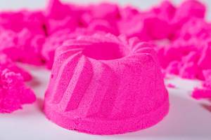 Pink igrushechniy cake from kinetic sand