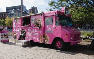 Pinker Food Truck für süße Speisen