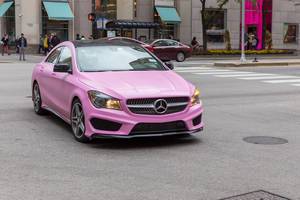 Pinkes Mercedes Auto unterwegs in Downtown Chicago