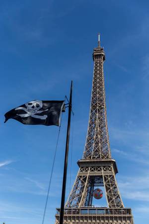 Piratenflagge und Eiffelturm