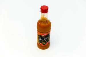 Piri-Piri von Sol & Mar: scharfe Chilisauce in der Flasche, isoliert vor weißem Hintergrund