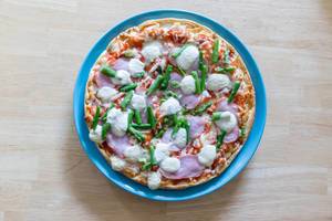 Pizza with Asparagus, Mozarella and Ham