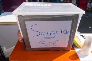 Plastikbox mit dem Schriftzug Sangria - Straßenfest, Köln