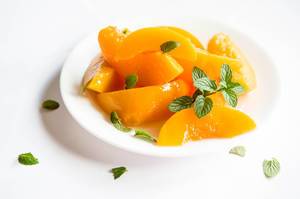 Plate with sliced peaches