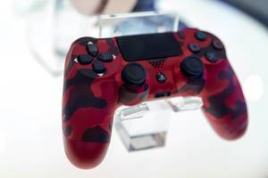 Playstation 4 Dualshock 4: Kabelloser Controller im roten Camouflagelook