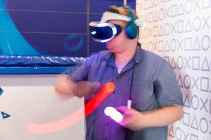 PlayStation VR mit Move Kontrollern im Einsatz - Gamescom 2017, Köln
