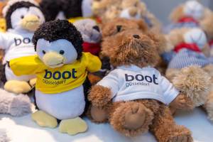 Plüschtiere wie Bären und Pinguine mit T-Shirt der Messe Boot Düsseldorf