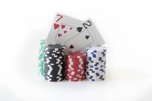 Pokerchips und Karten sieben und zwei