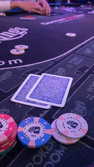 Pokerkarten und Spielchips auf Pokertisch