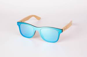 Polarisierte Sonnenbrille von Oley aus Holz mit blauem Rahmen und Gläsern auf weißem Tisch
