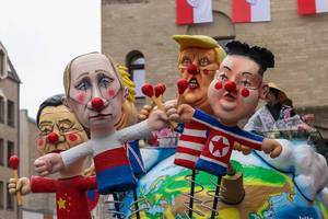 Politicians, presidents and dictators like Kim Jong-un, Trump,  Xi Jin Ping, Boris Johnson and Wladimir Putin set the world on fire on satiric carnivals wagon